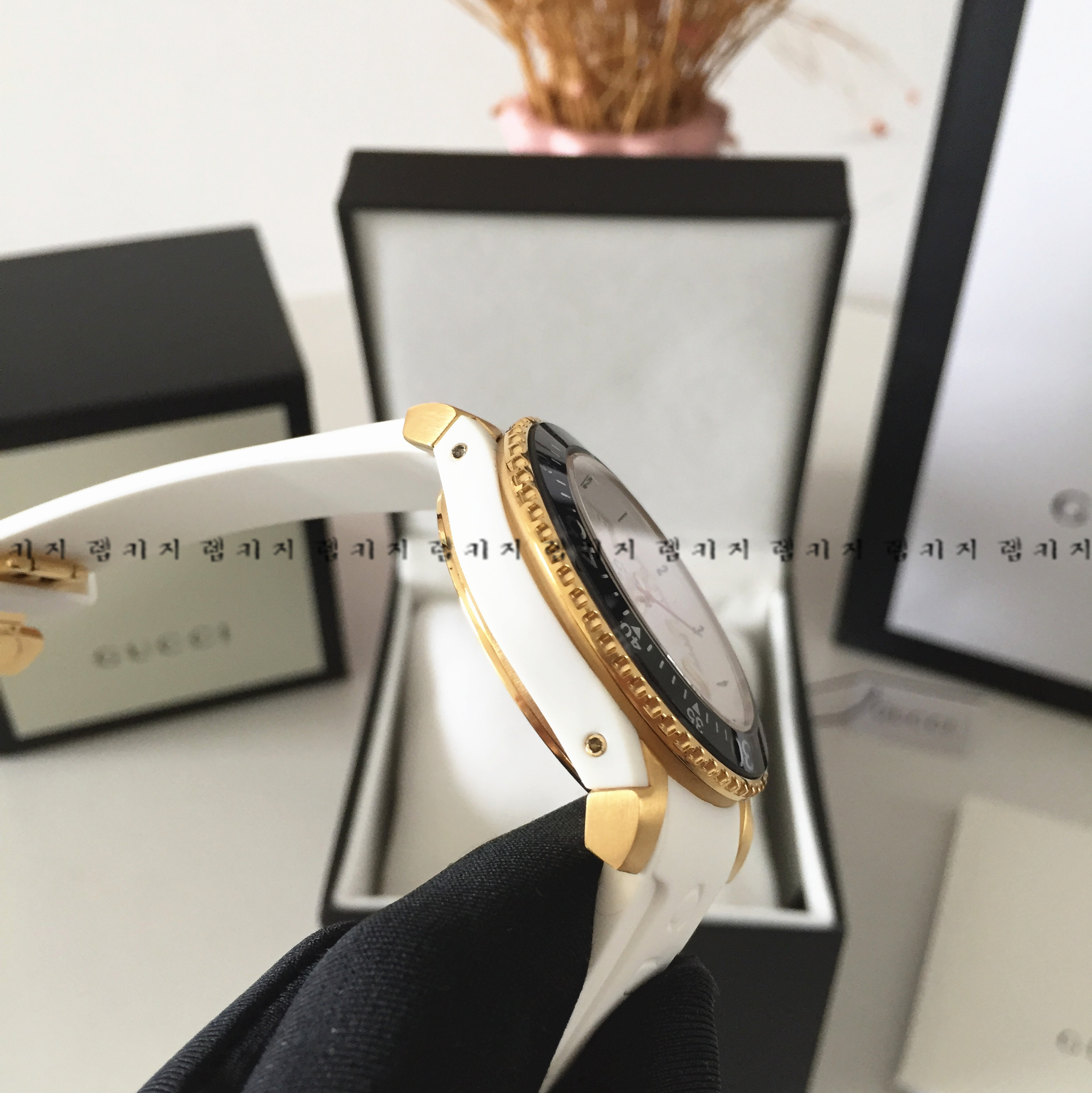 구찌 G 타임리스 다이브 화이트다이얼 우레탄시계